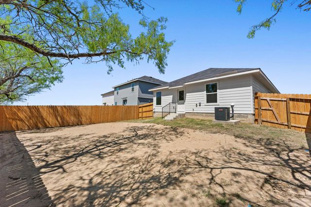 304 Wild Goose DR, Luling, TX 78648