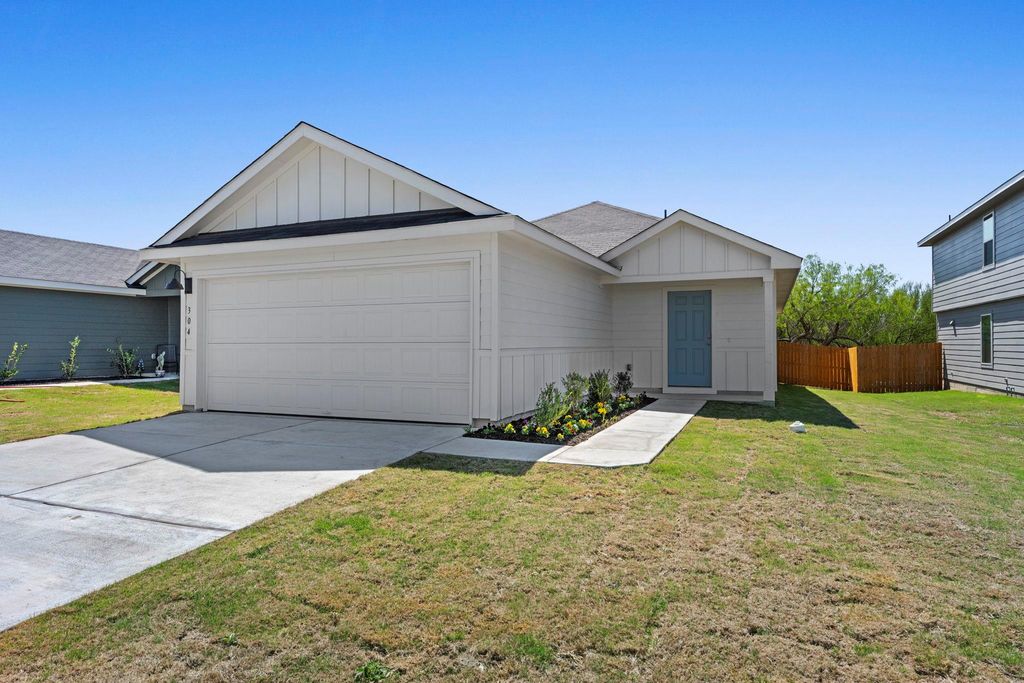 304 Wild Goose DR, Luling, TX 78648