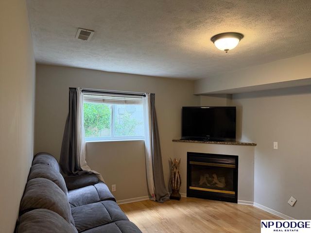 16609 Erskine Street, Omaha, NE 68116