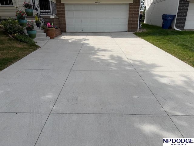 16609 Erskine Street, Omaha, NE 68116