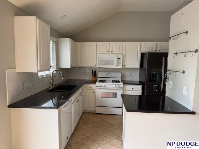 16609 Erskine Street, Omaha, NE 68116