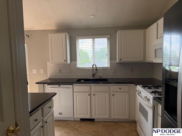 16609 Erskine Street, Omaha, NE 68116