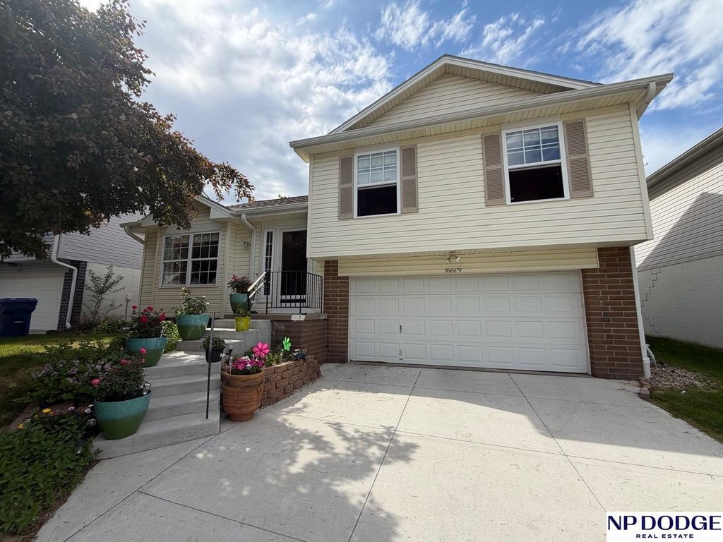 16609 Erskine Street, Omaha, NE 68116