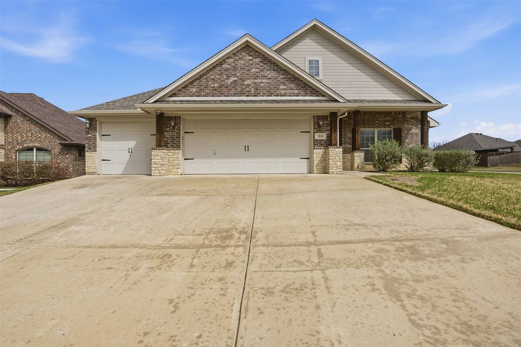 1029 Destrehan Court, Burleson, TX 76028