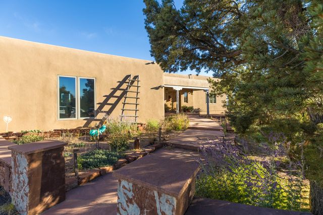 5 Montana Court, Santa Fe, NM 87508