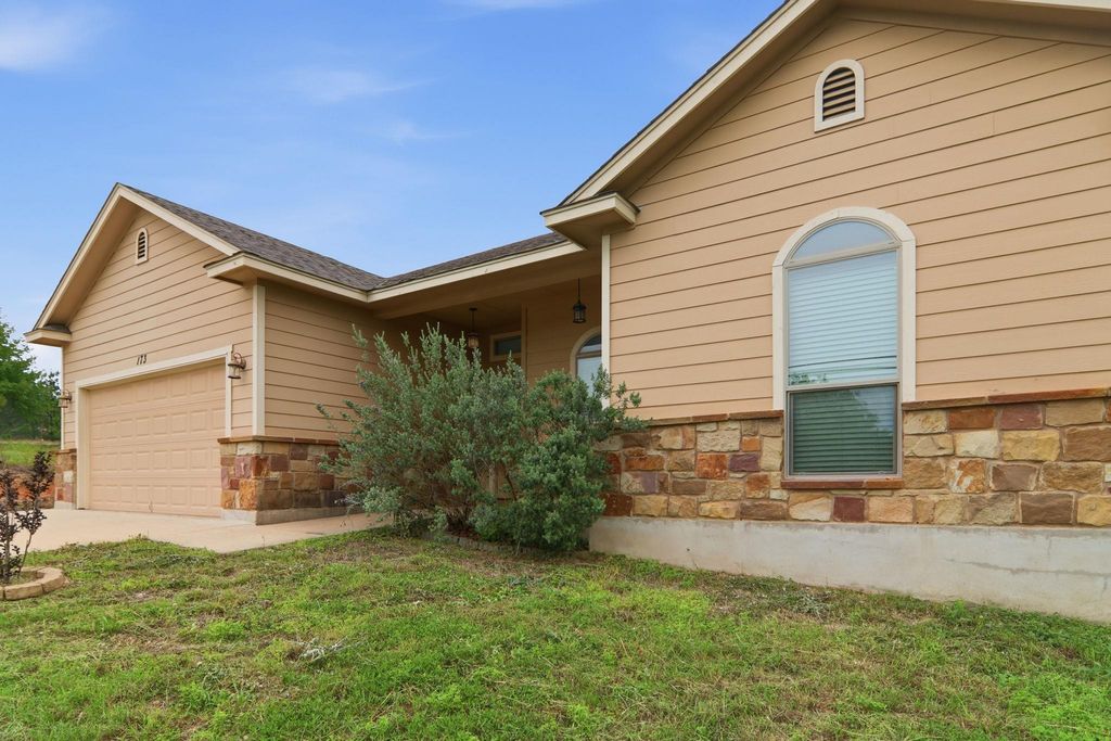 173 Kipahulu DR, Bastrop, TX 78602