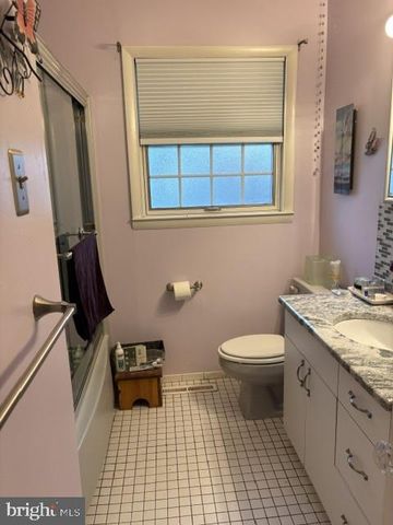 420 WINDSOR DR, Bellmawr, NJ 08031