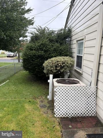 420 WINDSOR DR, Bellmawr, NJ 08031