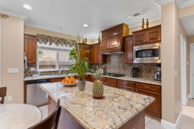 2878 E Omaha Ave, Fresno, CA 93720