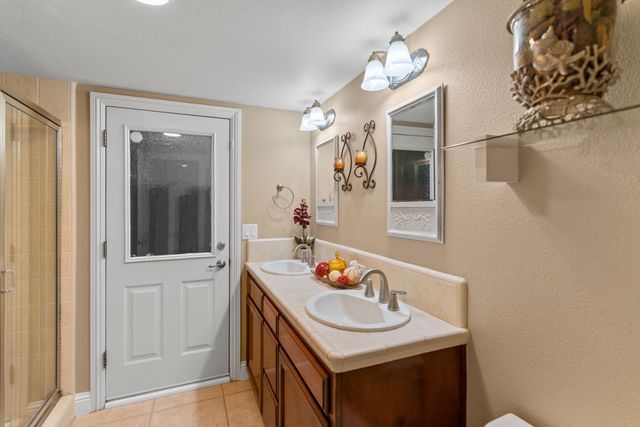 2878 E Omaha Ave, Fresno, CA 93720