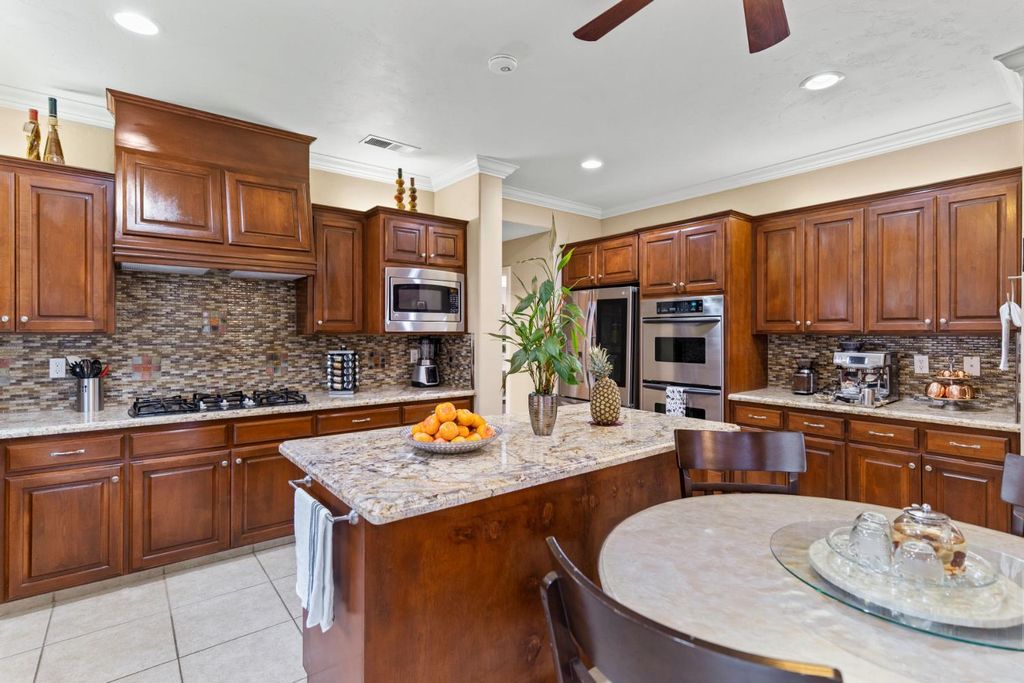 Image 10 of property listing at 2878 E Omaha Ave, Fresno, CA 93720