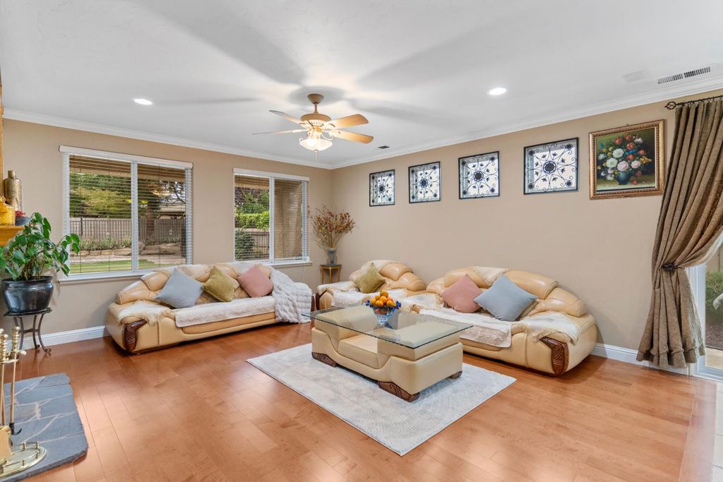 Image 12 of property listing at 2878 E Omaha Ave, Fresno, CA 93720