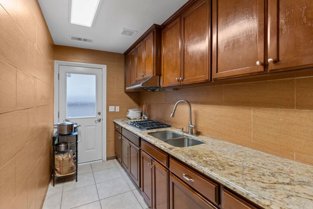 Image 15 of property listing at 2878 E Omaha Ave, Fresno, CA 93720