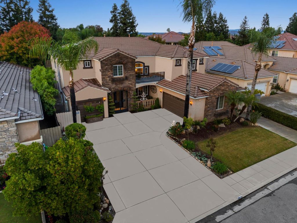 Image 2 of property listing at 2878 E Omaha Ave, Fresno, CA 93720