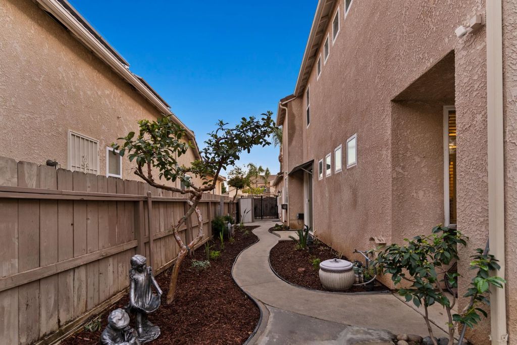 Image 39 of property listing at 2878 E Omaha Ave, Fresno, CA 93720