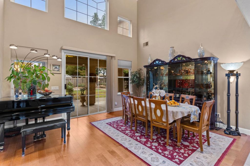 Image 8 of property listing at 2878 E Omaha Ave, Fresno, CA 93720