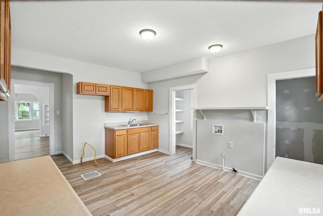 2010 W 1ST Street, Davenport, IA 52802