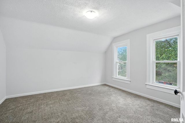 2010 W 1ST Street, Davenport, IA 52802