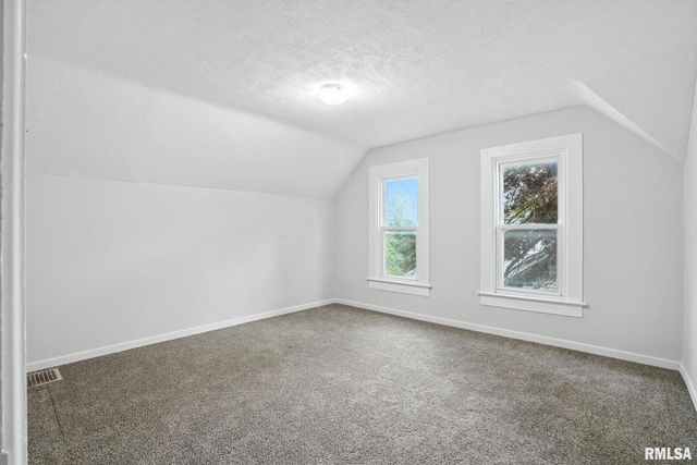 2010 W 1ST Street, Davenport, IA 52802