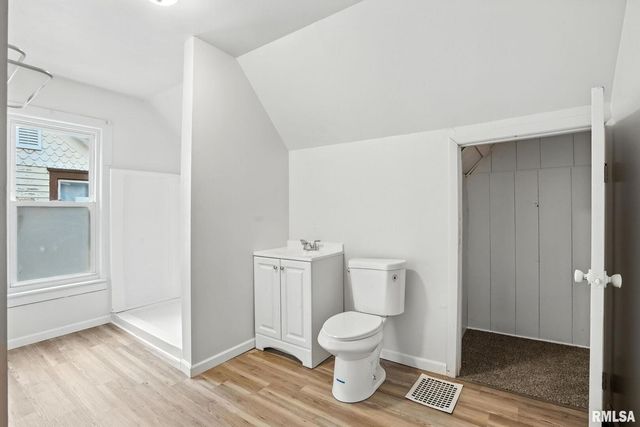 2010 W 1ST Street, Davenport, IA 52802