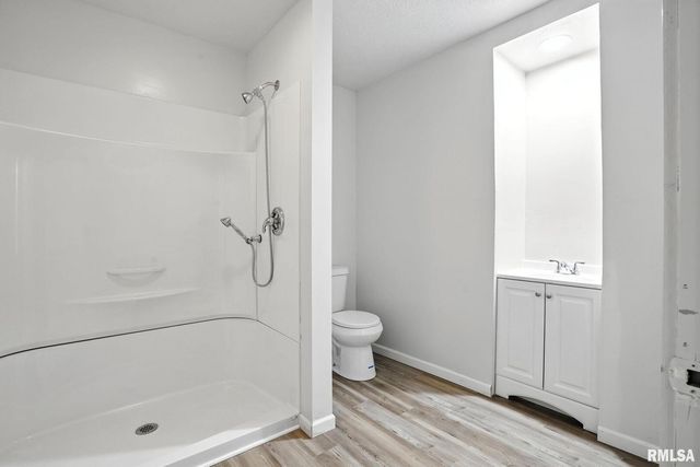 2010 W 1ST Street, Davenport, IA 52802