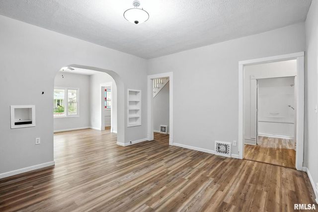 2010 W 1ST Street, Davenport, IA 52802