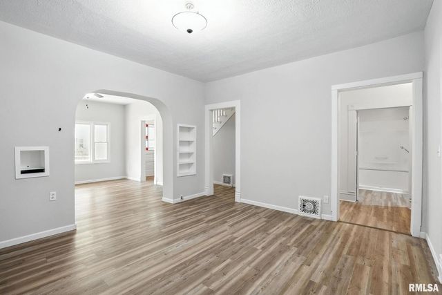 2010 W 1ST Street, Davenport, IA 52802