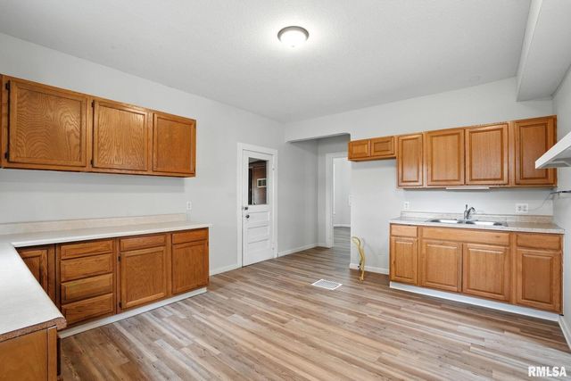 2010 W 1ST Street, Davenport, IA 52802