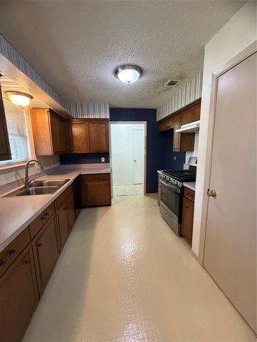 911 Cripple Creek DR, Austin, TX 78758