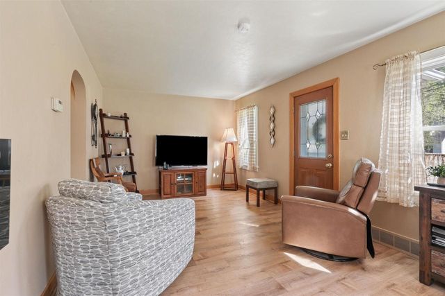 323 E MISSION ROAD, Green Bay, WI 54301