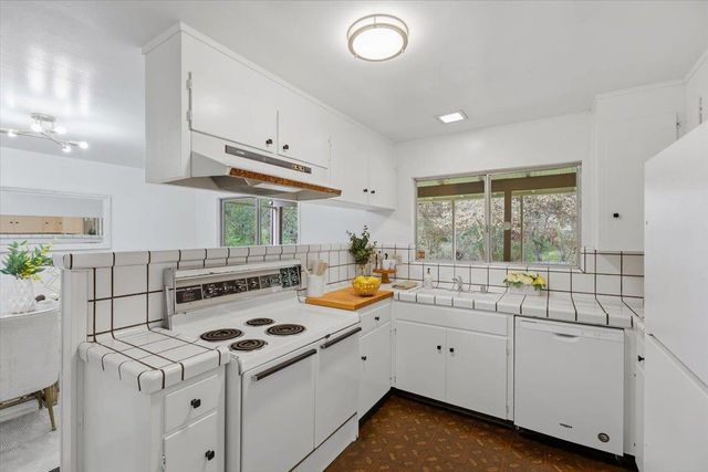 13910 Ravenwood Drive, Saratoga, CA 95070