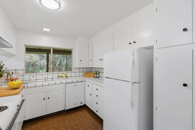 13910 Ravenwood Drive, Saratoga, CA 95070