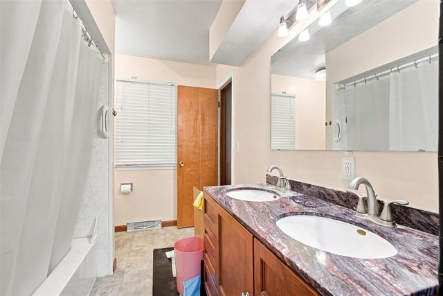 3808 Elmwood Drive NE, Cedar Rapids, IA 52402