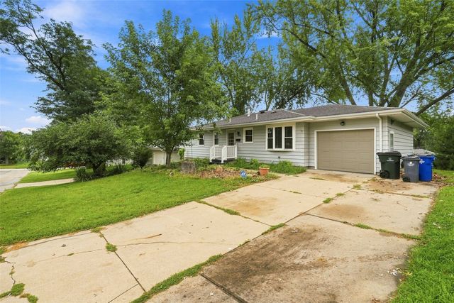 3808 Elmwood Drive NE, Cedar Rapids, IA 52402