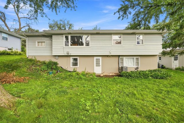3808 Elmwood Drive NE, Cedar Rapids, IA 52402
