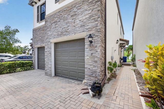 4009 Sequoia Place, Riviera Beach, FL 33410