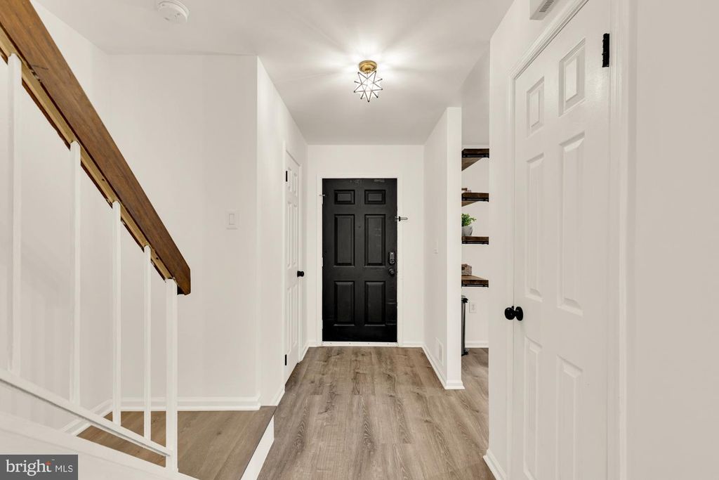 Image 4 of property listing at 19123 GROTTO LN, Germantown, MD 20874