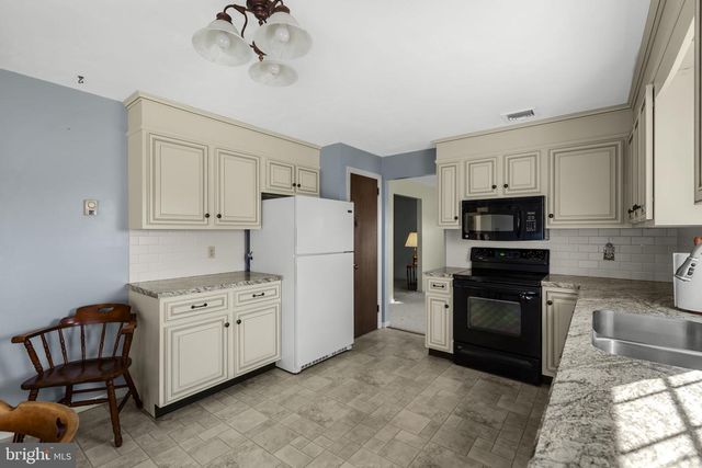 2 ARLIN CIR, Lititz, PA 17543