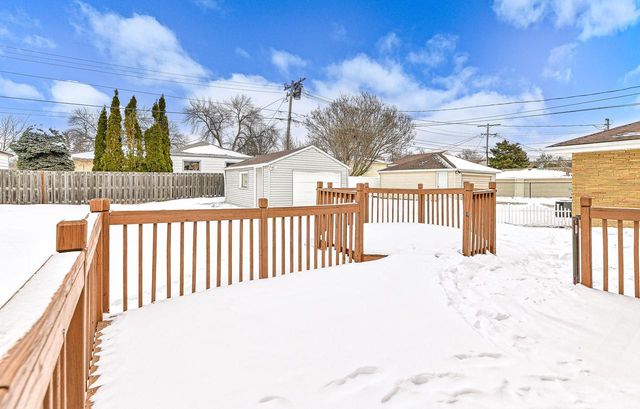 7038 W Lakefield DRIVE, Milwaukee, WI 53219