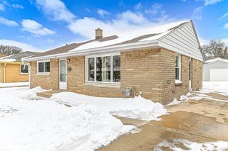 7038 W Lakefield DRIVE, Milwaukee, WI 53219