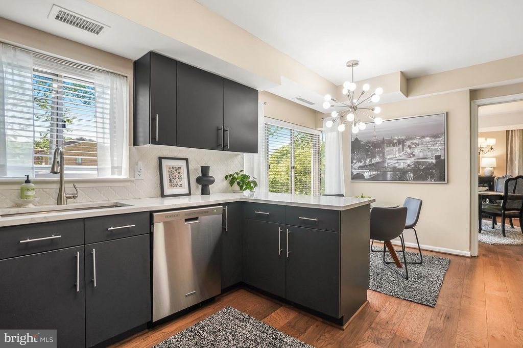 Image 10 of property listing at 5802 NICHOLSON LN #2-202, Rockville, MD 20852