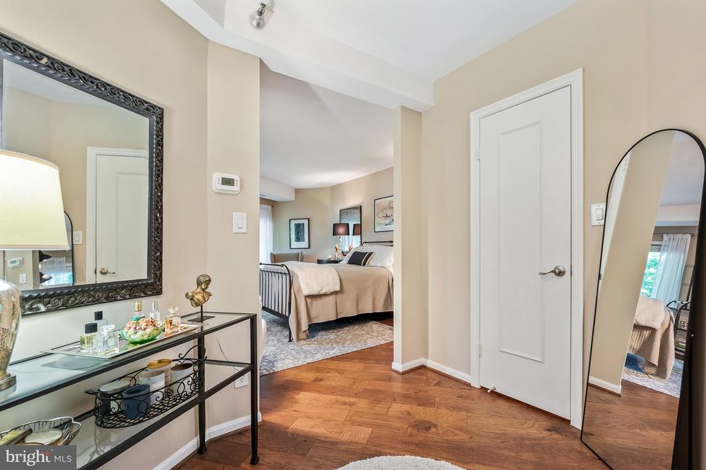 Image 15 of property listing at 5802 NICHOLSON LN #2-202, Rockville, MD 20852