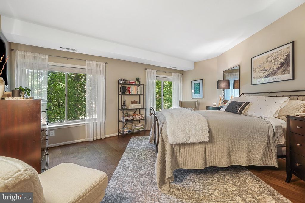 Image 16 of property listing at 5802 NICHOLSON LN #2-202, Rockville, MD 20852