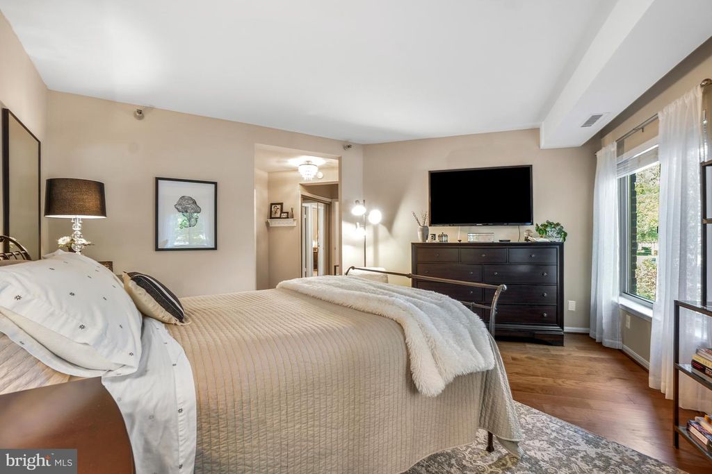 Image 17 of property listing at 5802 NICHOLSON LN #2-202, Rockville, MD 20852