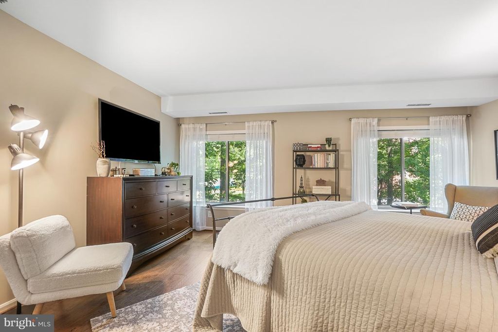 Image 18 of property listing at 5802 NICHOLSON LN #2-202, Rockville, MD 20852