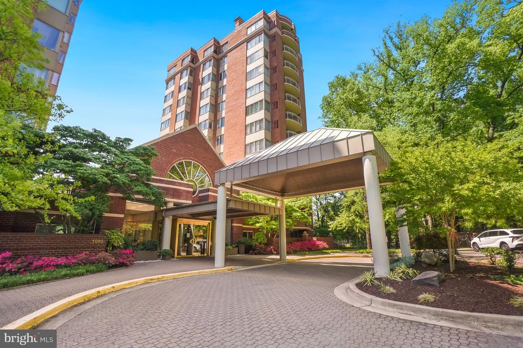 Image 2 of property listing at 5802 NICHOLSON LN #2-202, Rockville, MD 20852