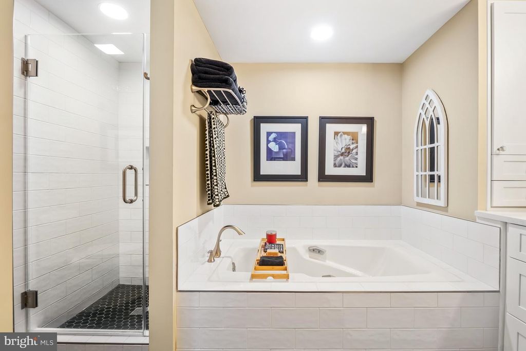 Image 20 of property listing at 5802 NICHOLSON LN #2-202, Rockville, MD 20852