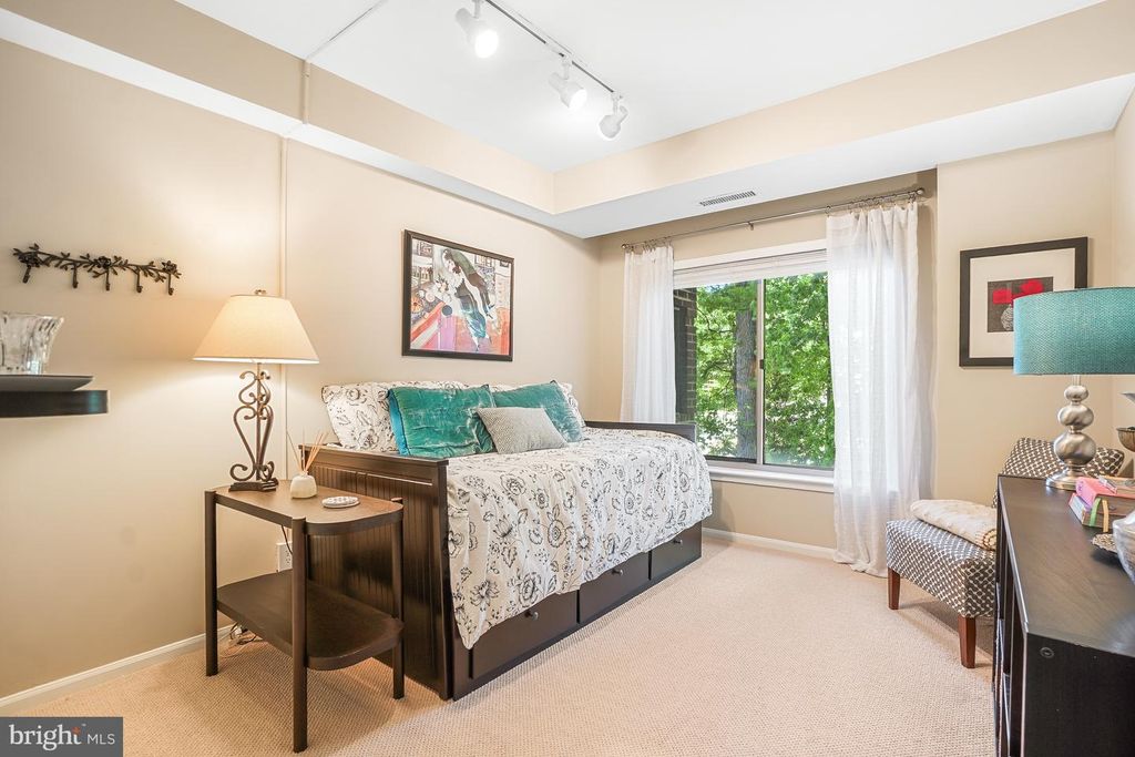 Image 21 of property listing at 5802 NICHOLSON LN #2-202, Rockville, MD 20852