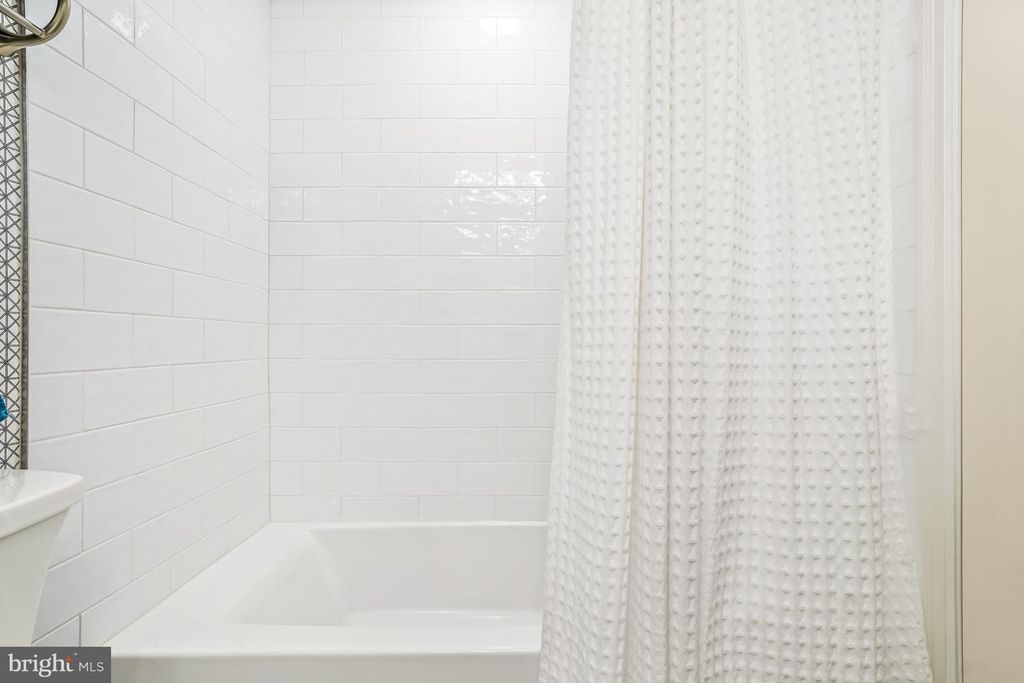 Image 24 of property listing at 5802 NICHOLSON LN #2-202, Rockville, MD 20852