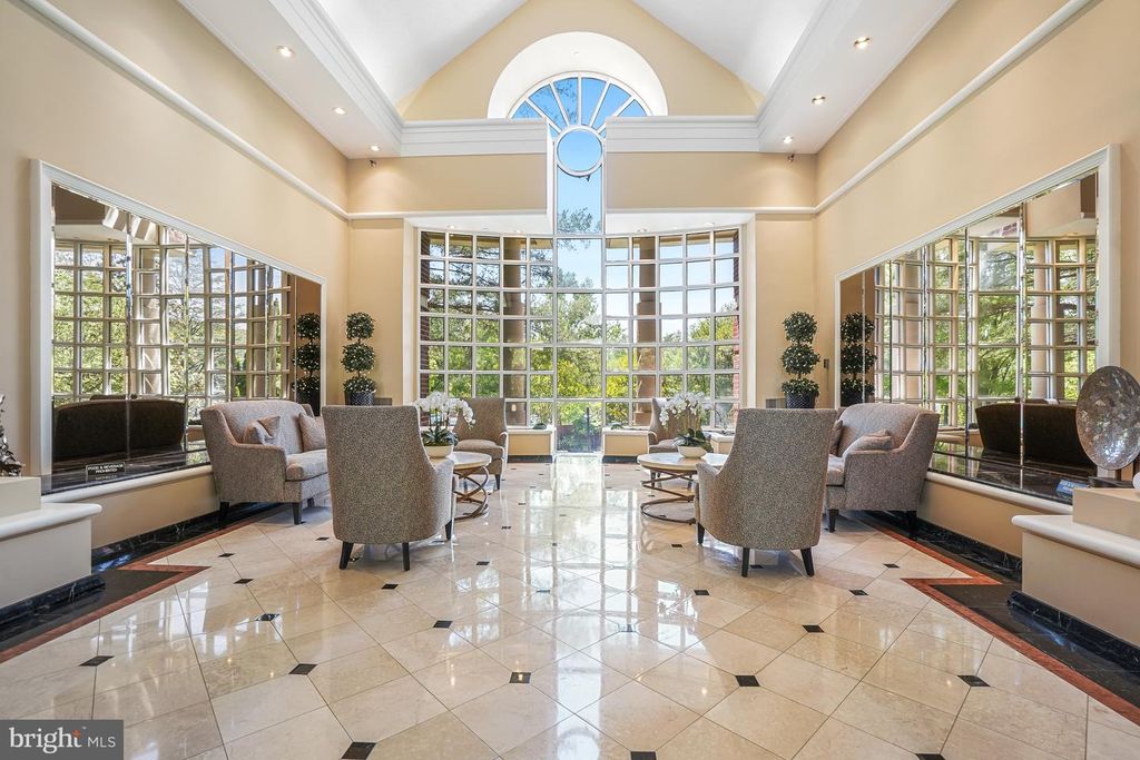 Image 3 of property listing at 5802 NICHOLSON LN #2-202, Rockville, MD 20852